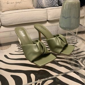 🌟 HP 🌟 NWT Shein Dorothy High Heeled Slide. Sage Green. Size 8.5.
